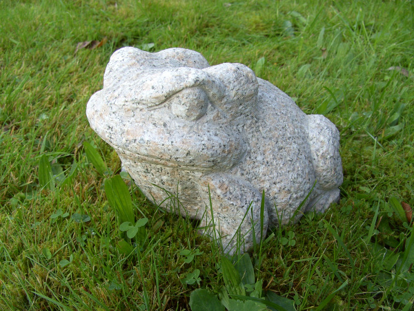 Naturstein Frosch aus rosa Granit