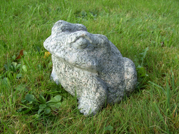 Naturstein Frosch aus grünen Granit