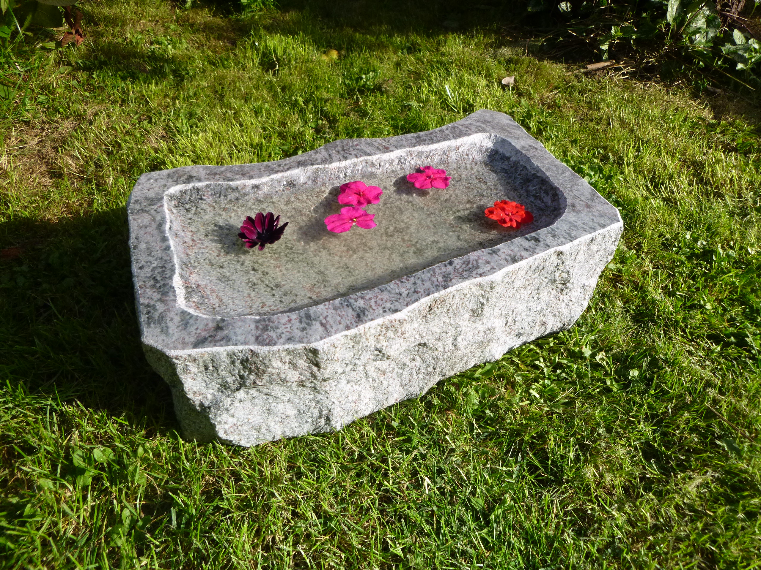 Vogeltränke aus Granit 51, Vogelbad aus Naturstein steinmetzstore.de