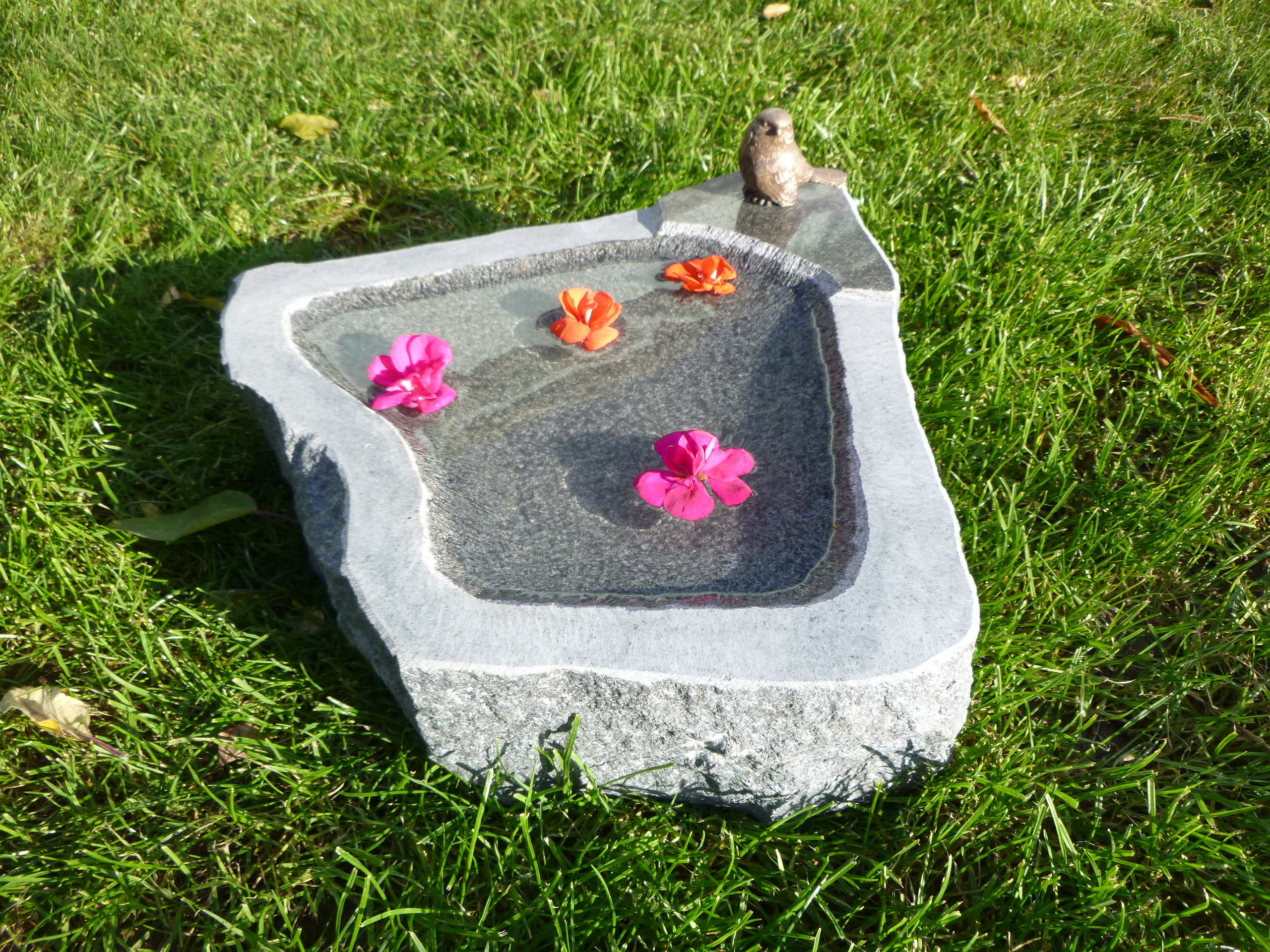 Vogeltränke aus Granit (Naturstein) für Garten, Haus, Steinmetz