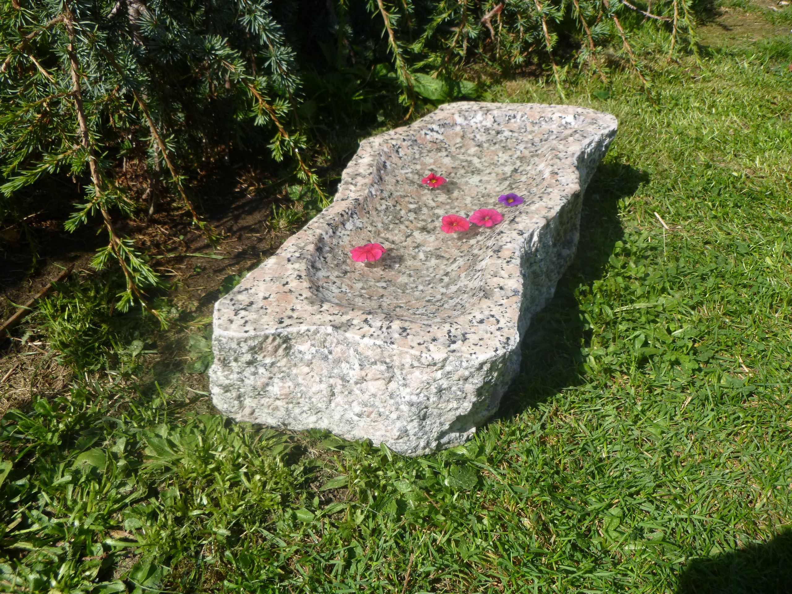 Vogeltränke aus Granit 3, Vogelbad aus Naturstein steinmetzstore.de