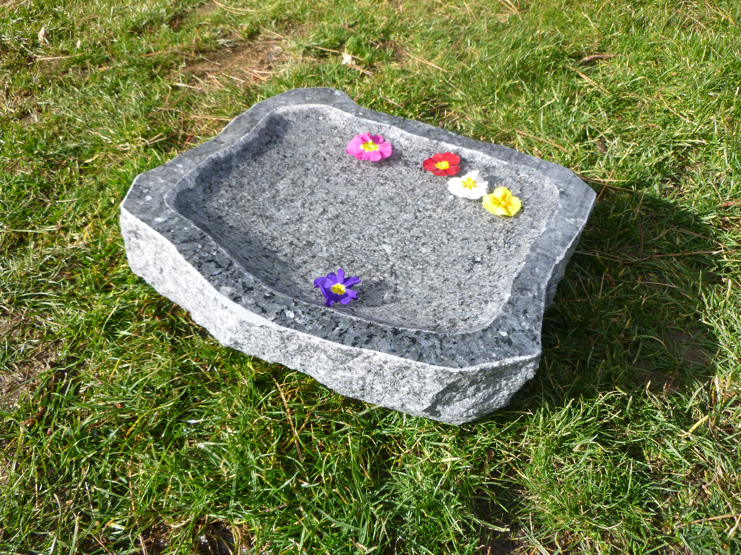 Vogeltränke aus Granit 51, Vogelbad aus Naturstein steinmetzstore.de