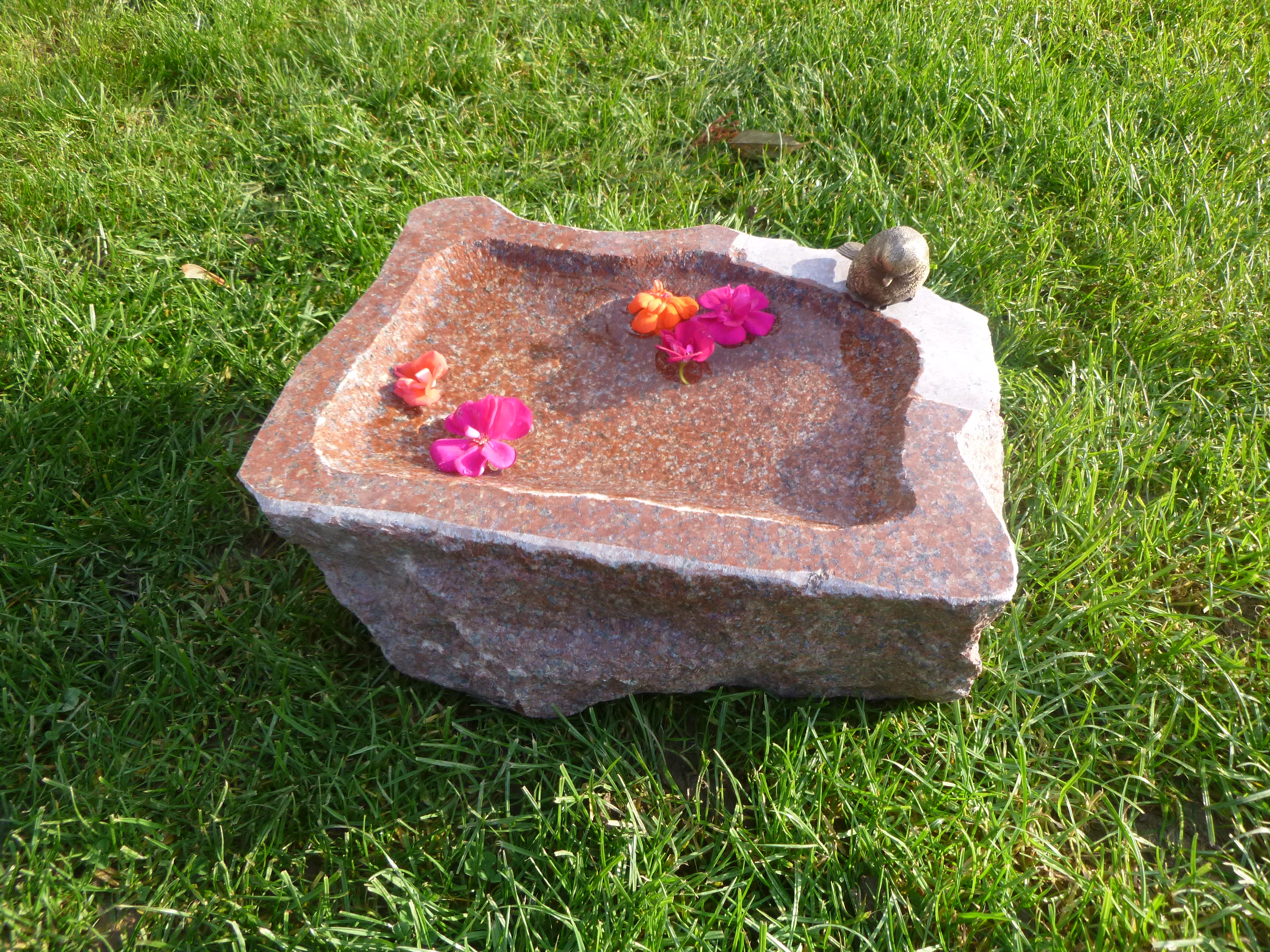 Vogeltränke aus Granit (Naturstein) für Garten, Haus, Steinmetz