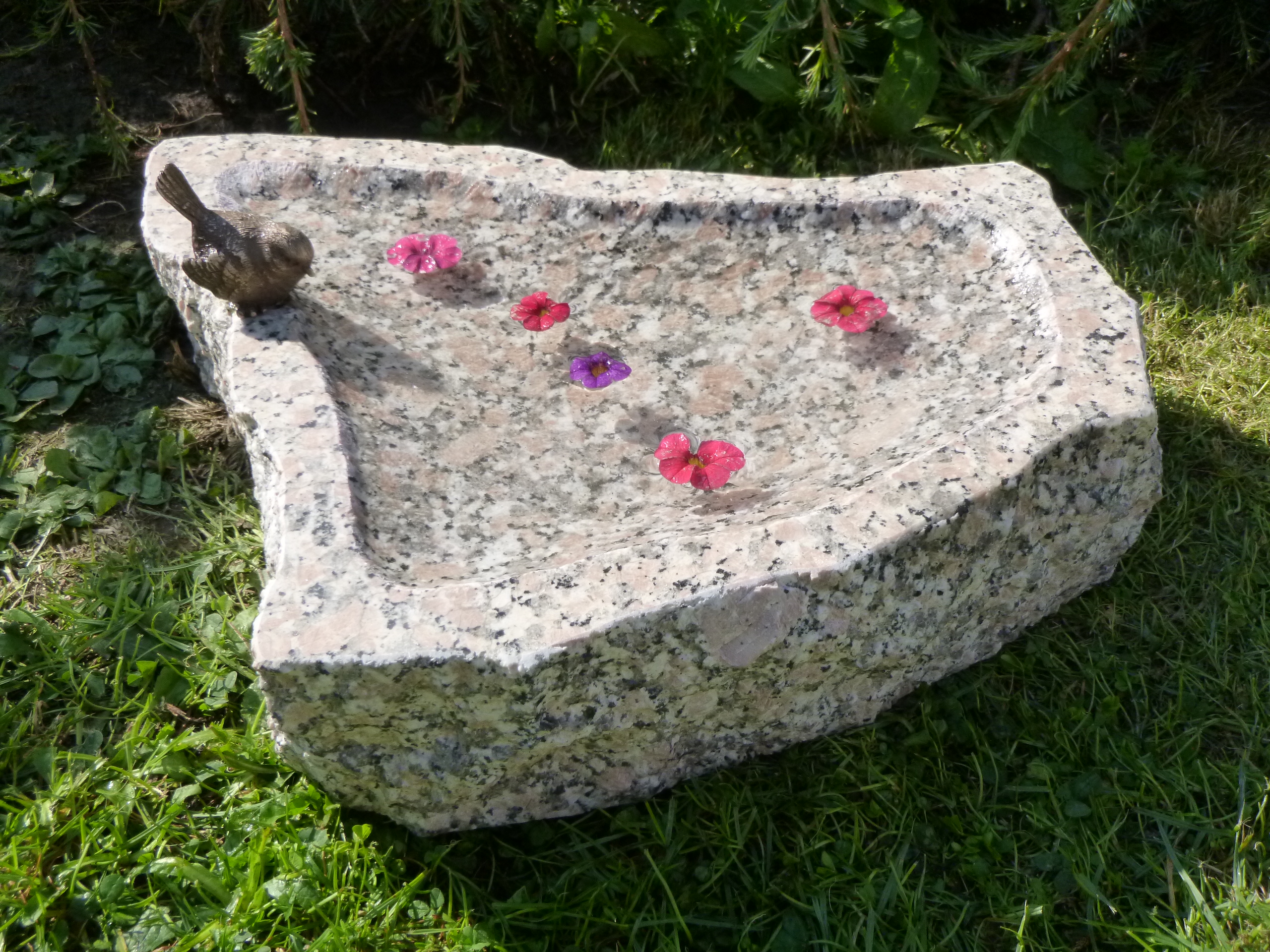 Vogeltränke aus Granit 33, Vogelbad aus Naturstein steinmetzstore.de