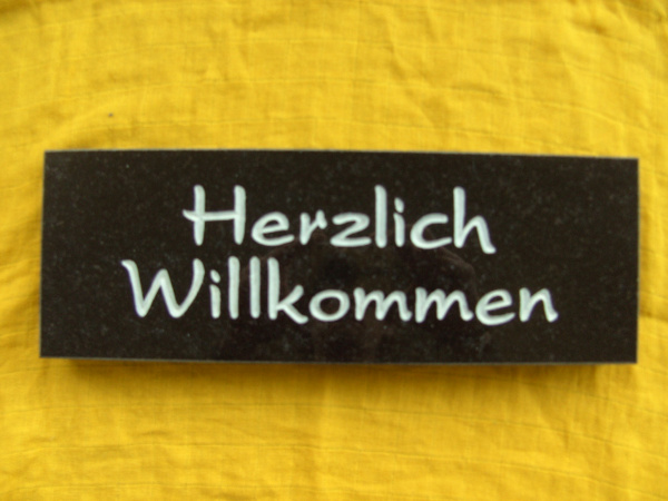 Naturstein Schild "Herzlich Willkommen"