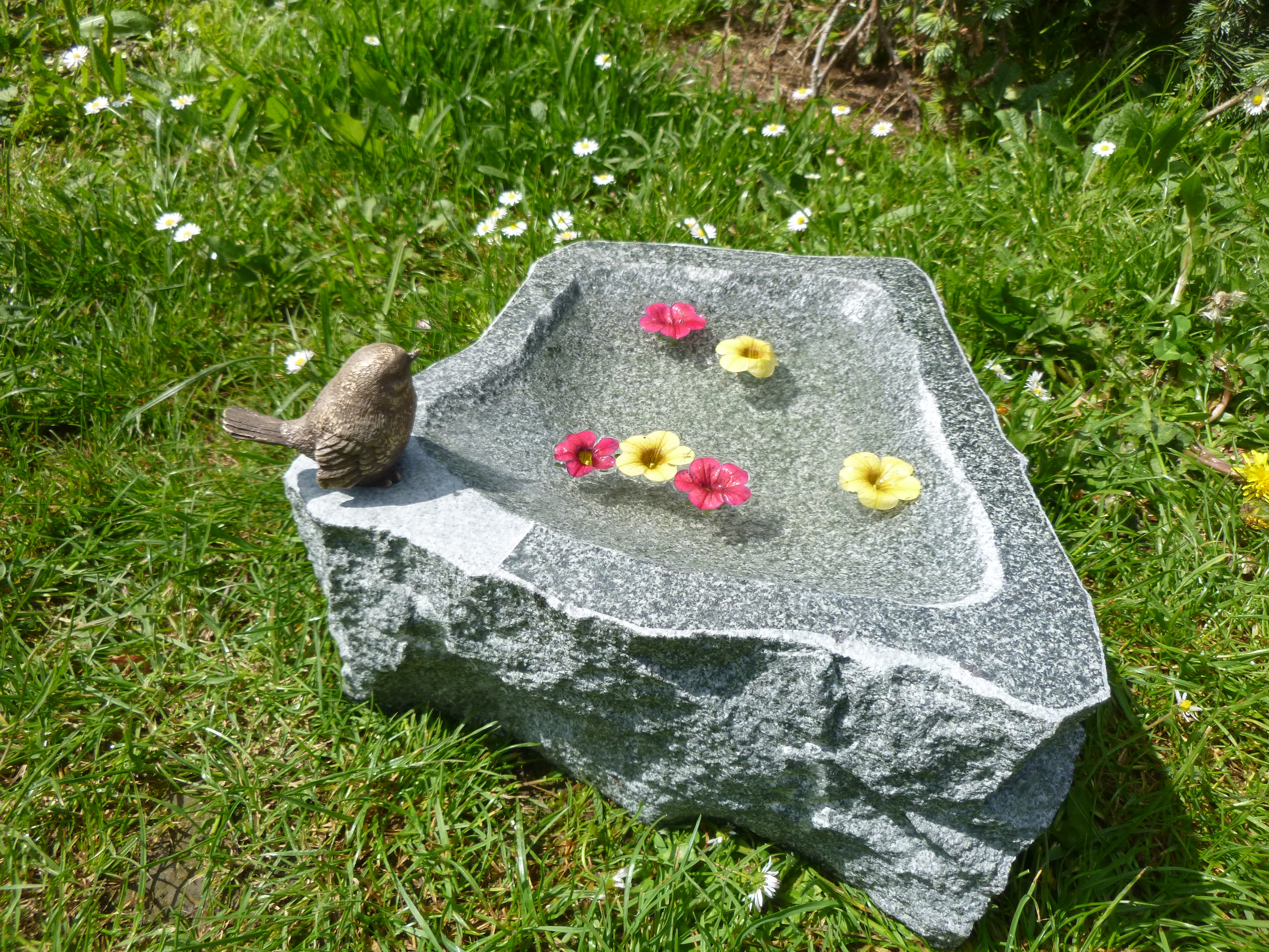 Vogeltränke aus Granit (Naturstein) für Garten, Haus, Steinmetz