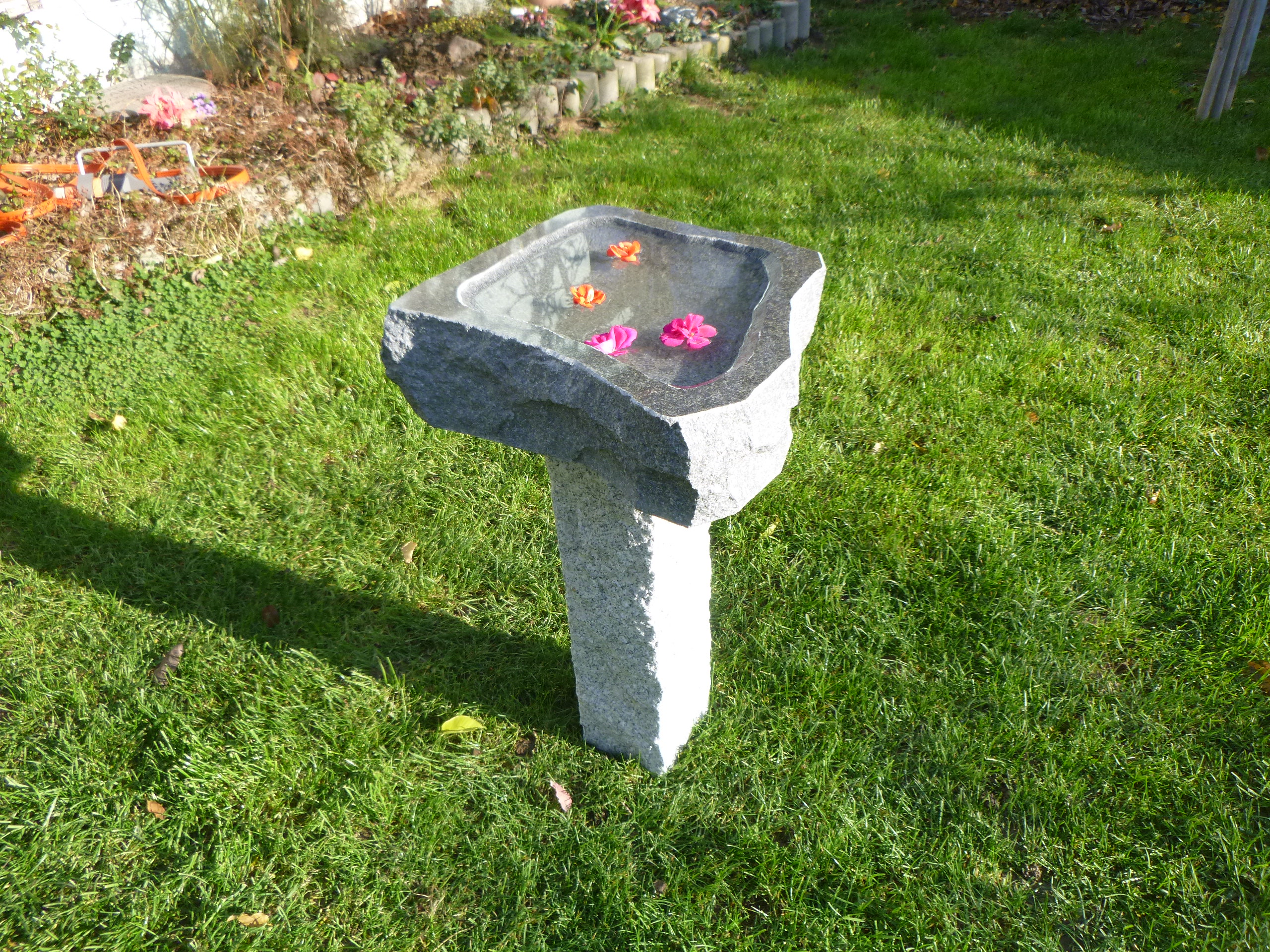 Vogeltränke aus Granit 28, Vogelbad aus Naturstein steinmetzstore.de